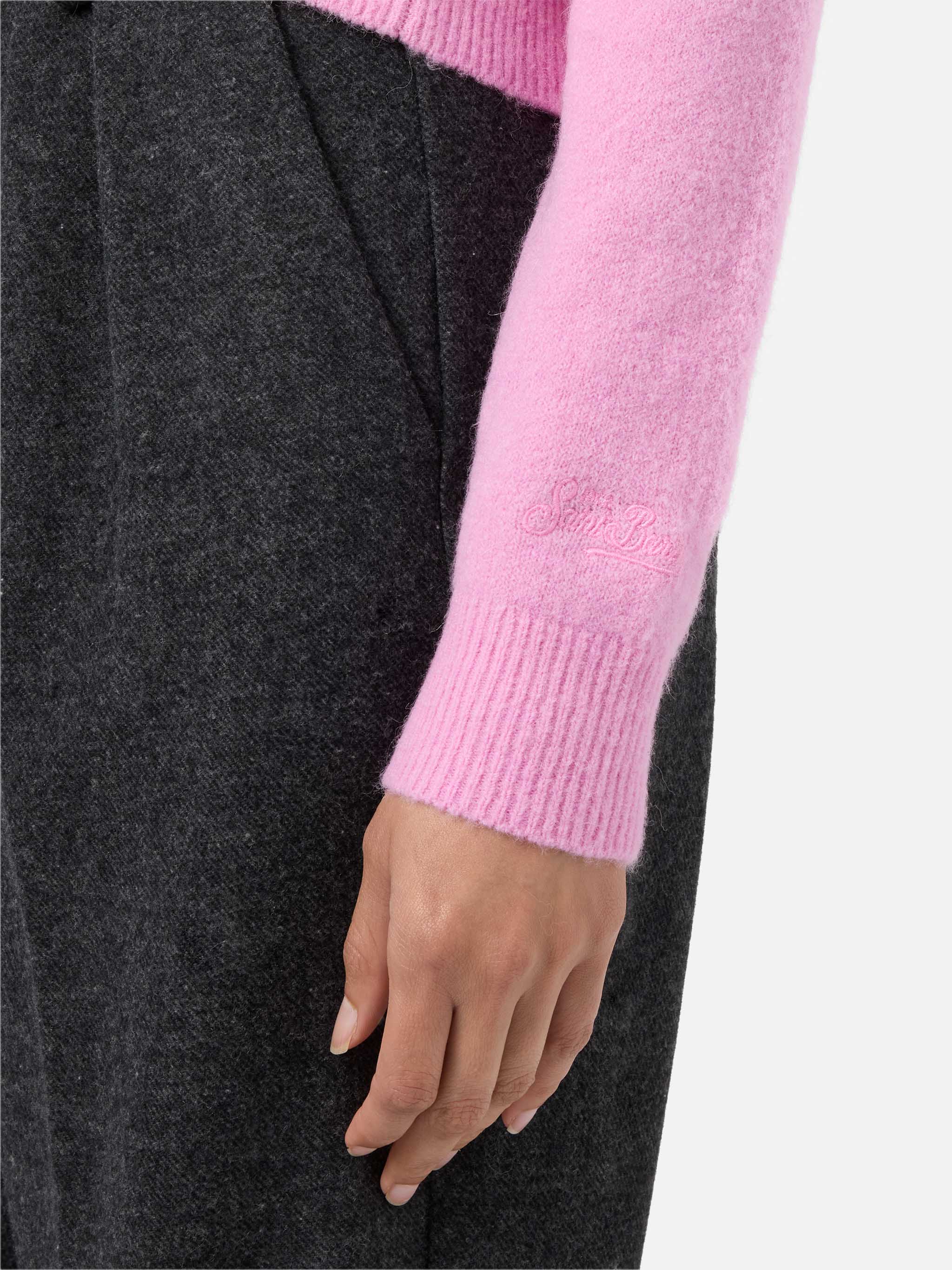 Maglia elasticizzata New Queen in misto lana merino e alpaca rosa con ricamo Non smetto di sp(l)endere - Image 4