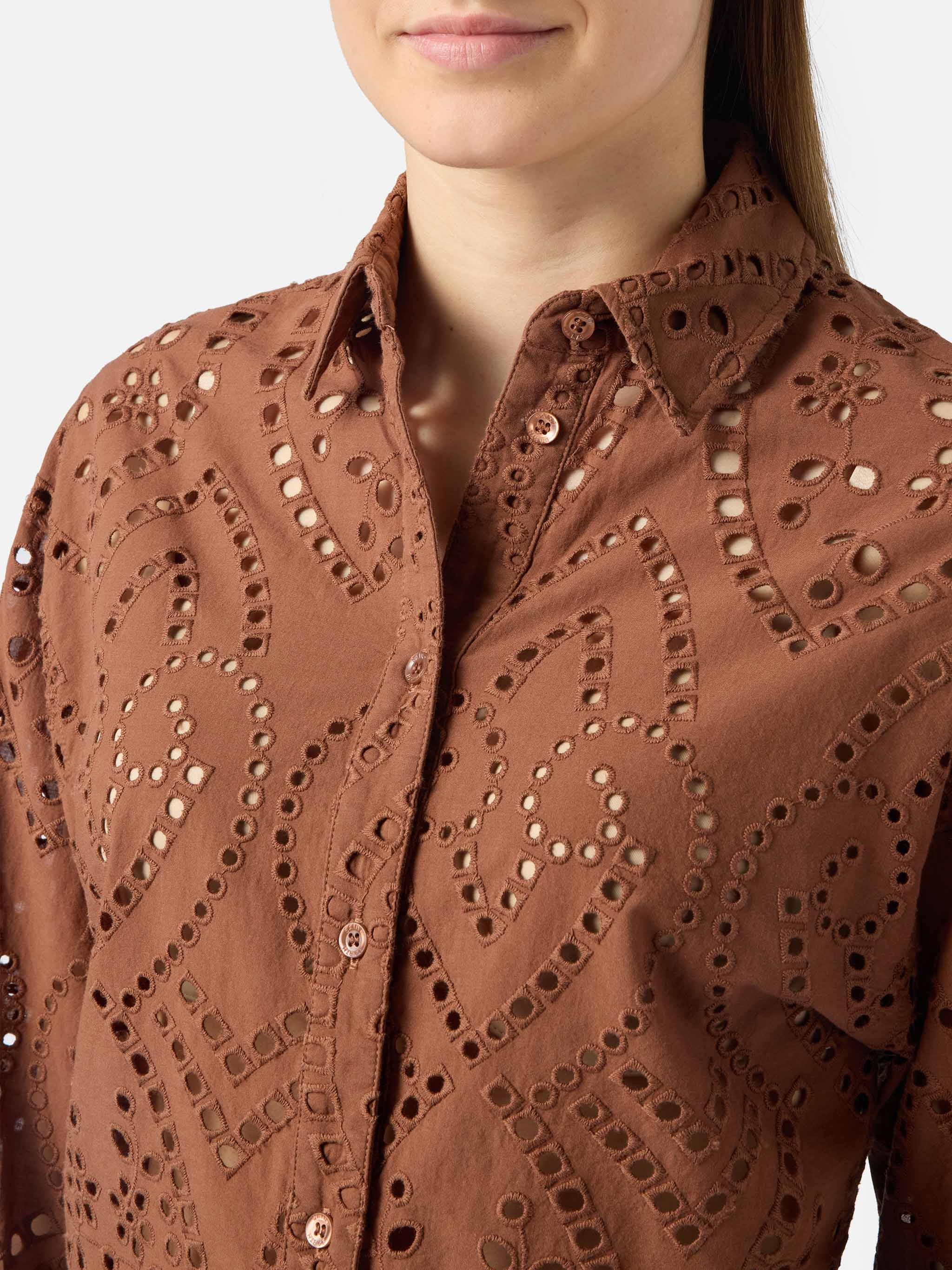Camicia crop Oriane in cotone sangallo marrone - Image 2