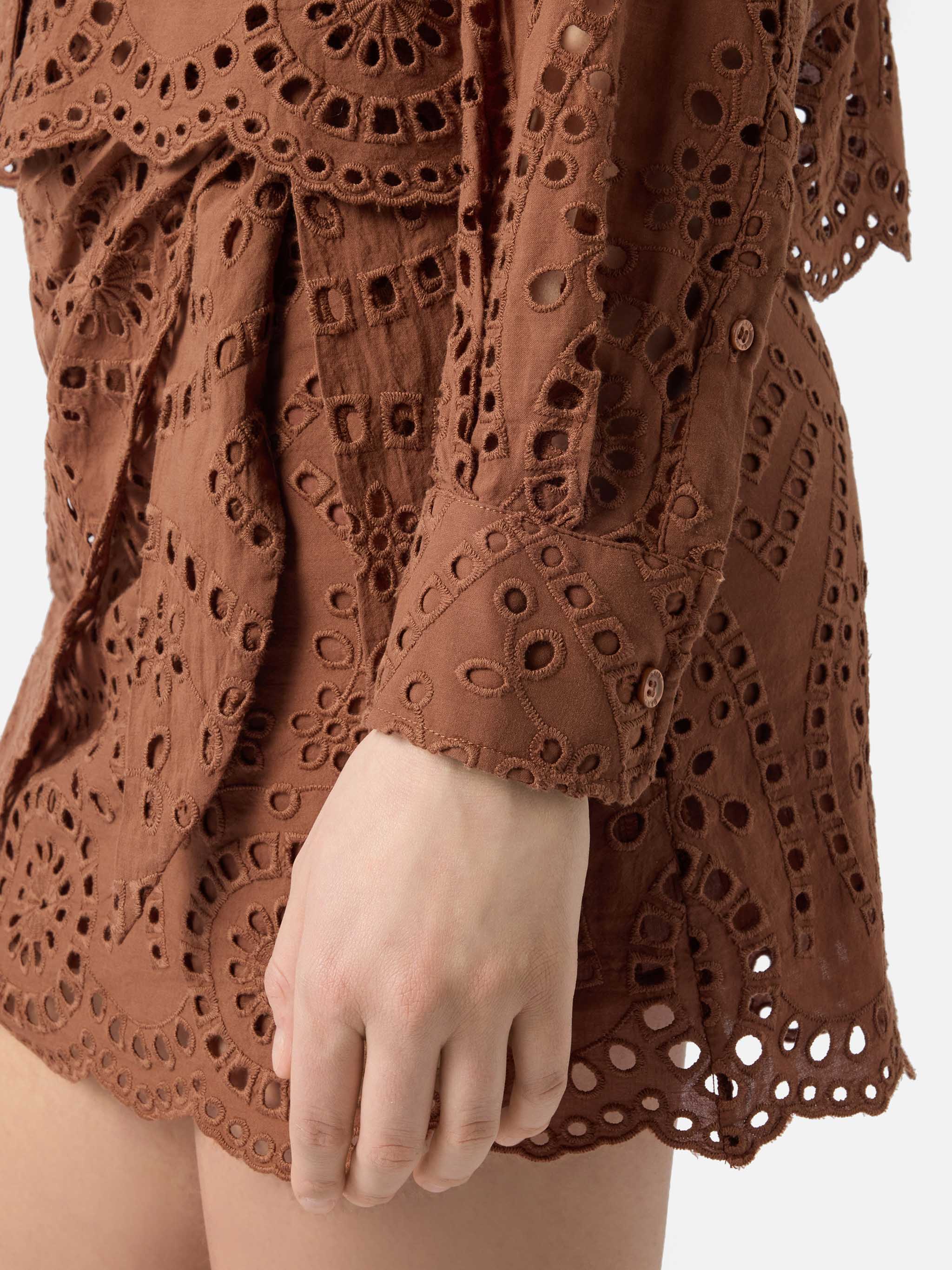 Camicia crop Oriane in cotone sangallo marrone - Image 4