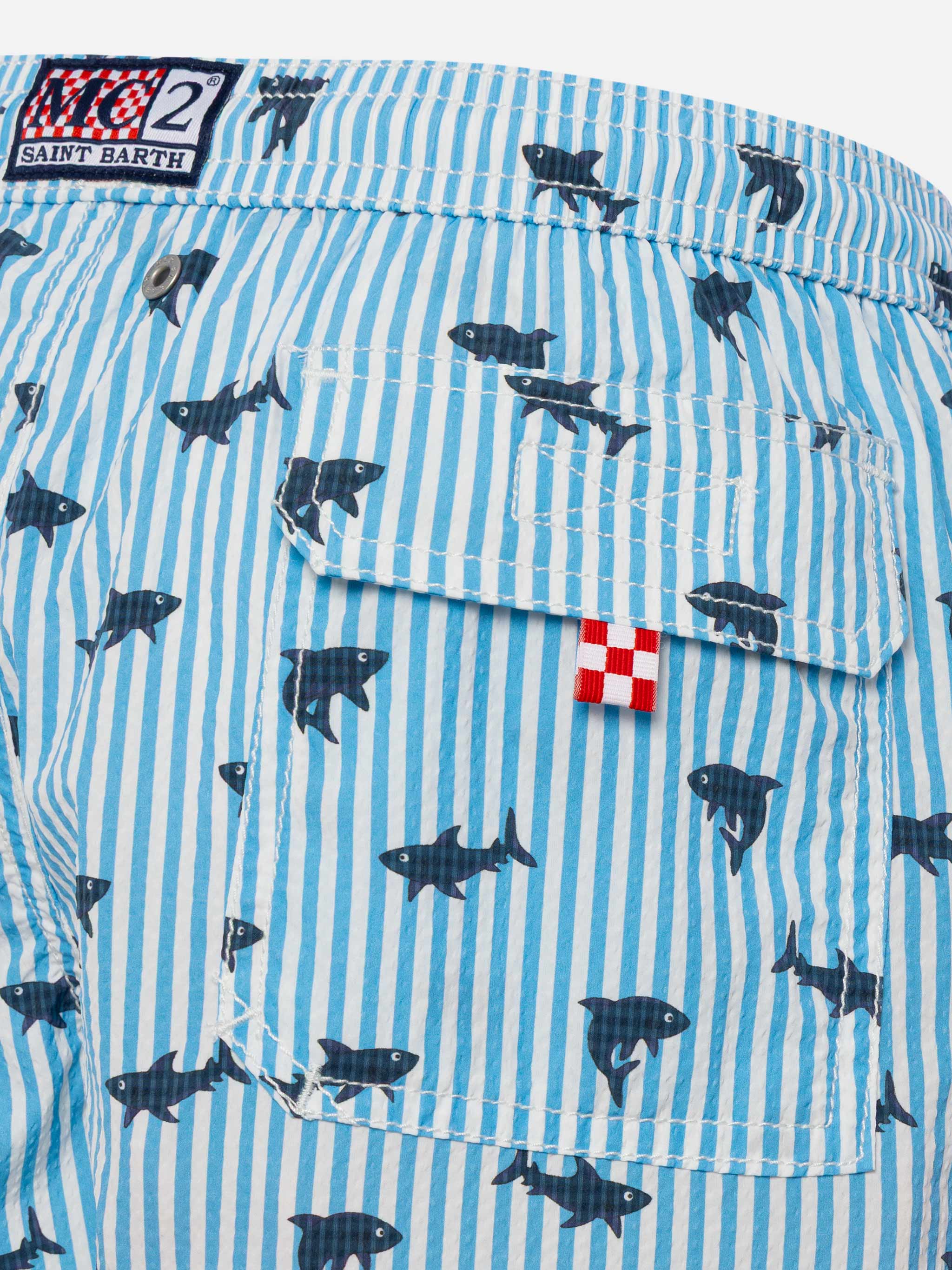 Costume mare Patmos Jr media lunghezza in seersucker rigato con stampa squalo - Image 3