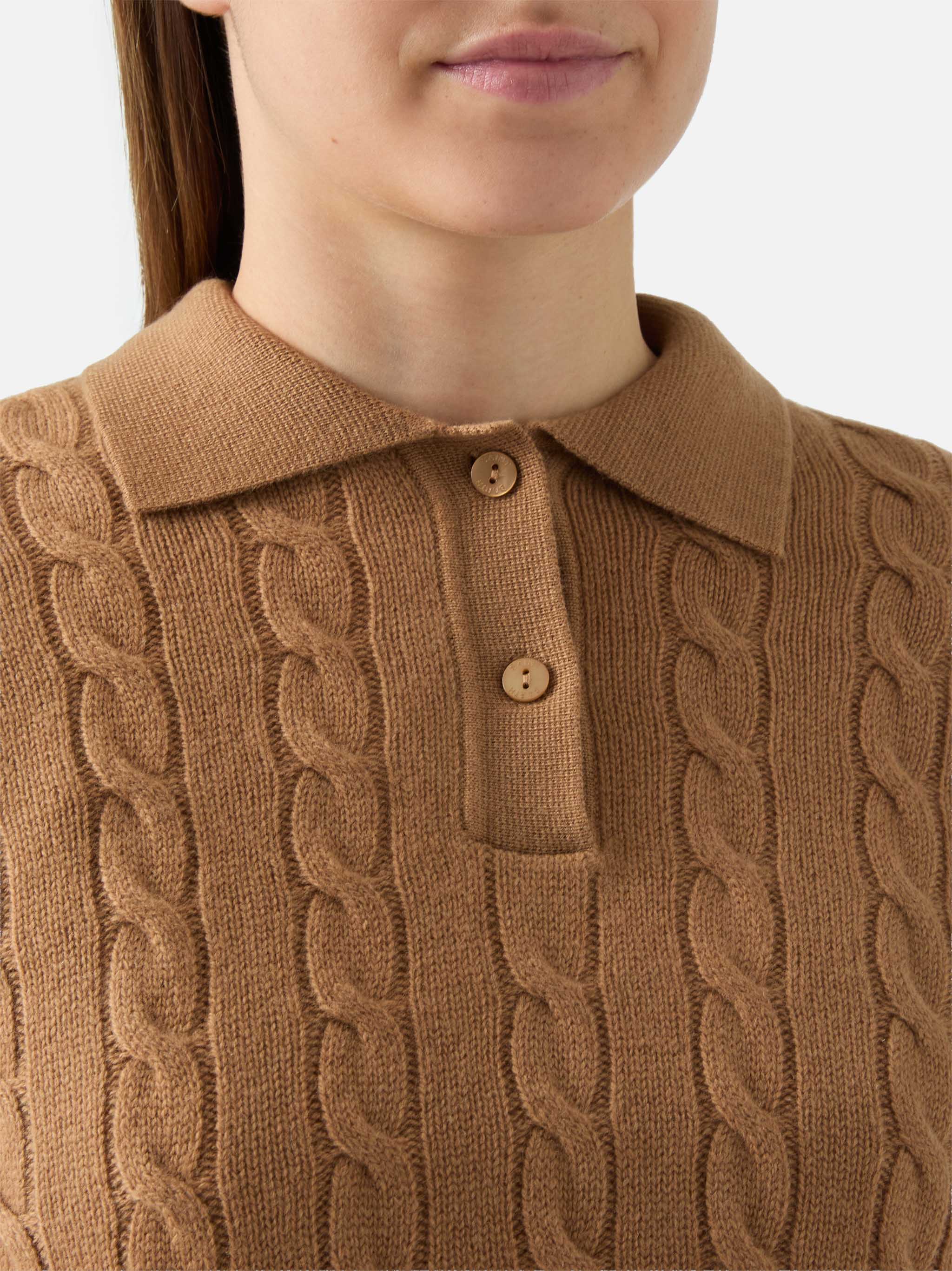 Maglione polo a trecce soft touch Savoy in lana merino cammello - Image 2