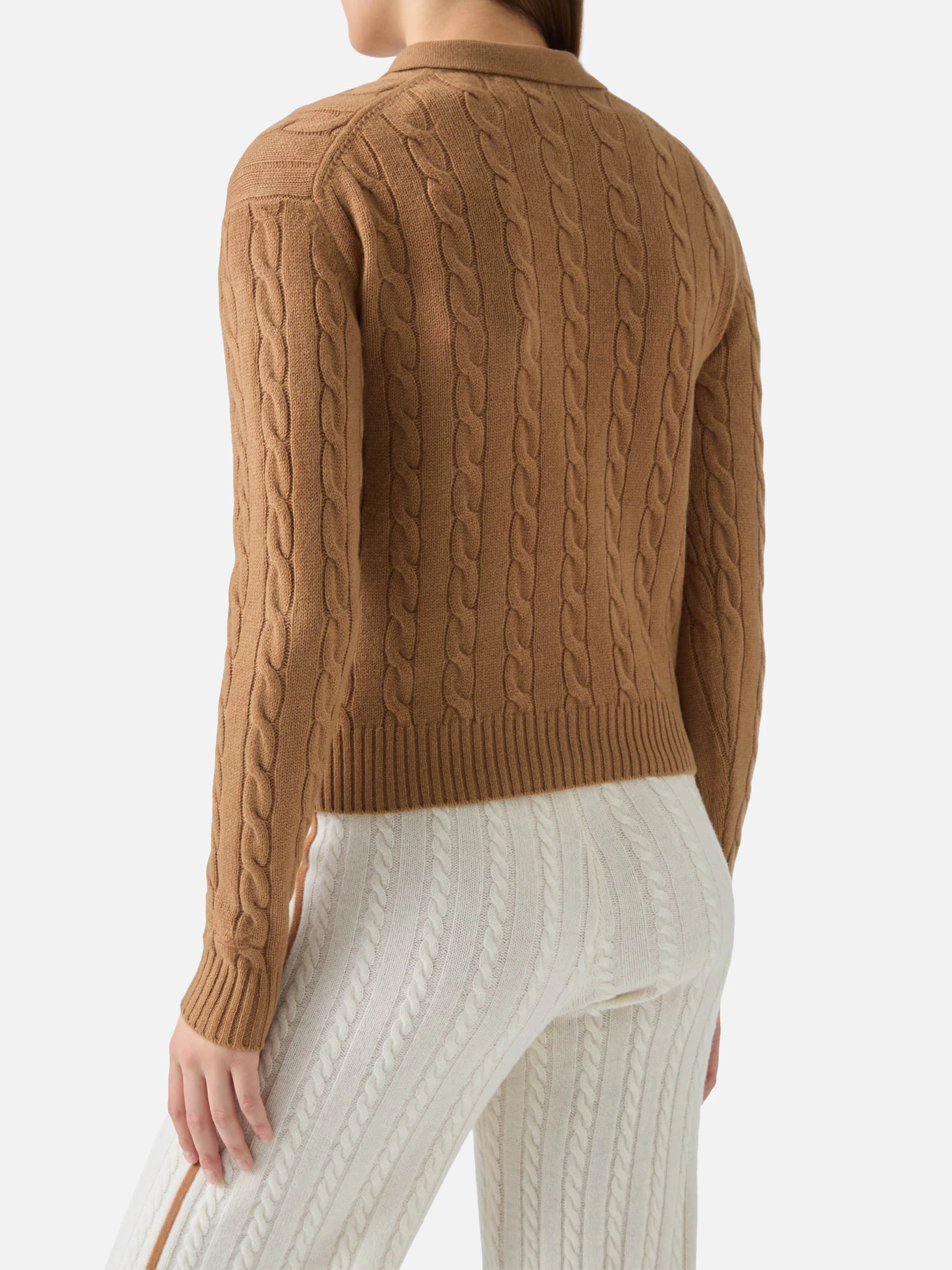 Maglione polo a trecce soft touch Savoy in lana merino cammello - Image 3