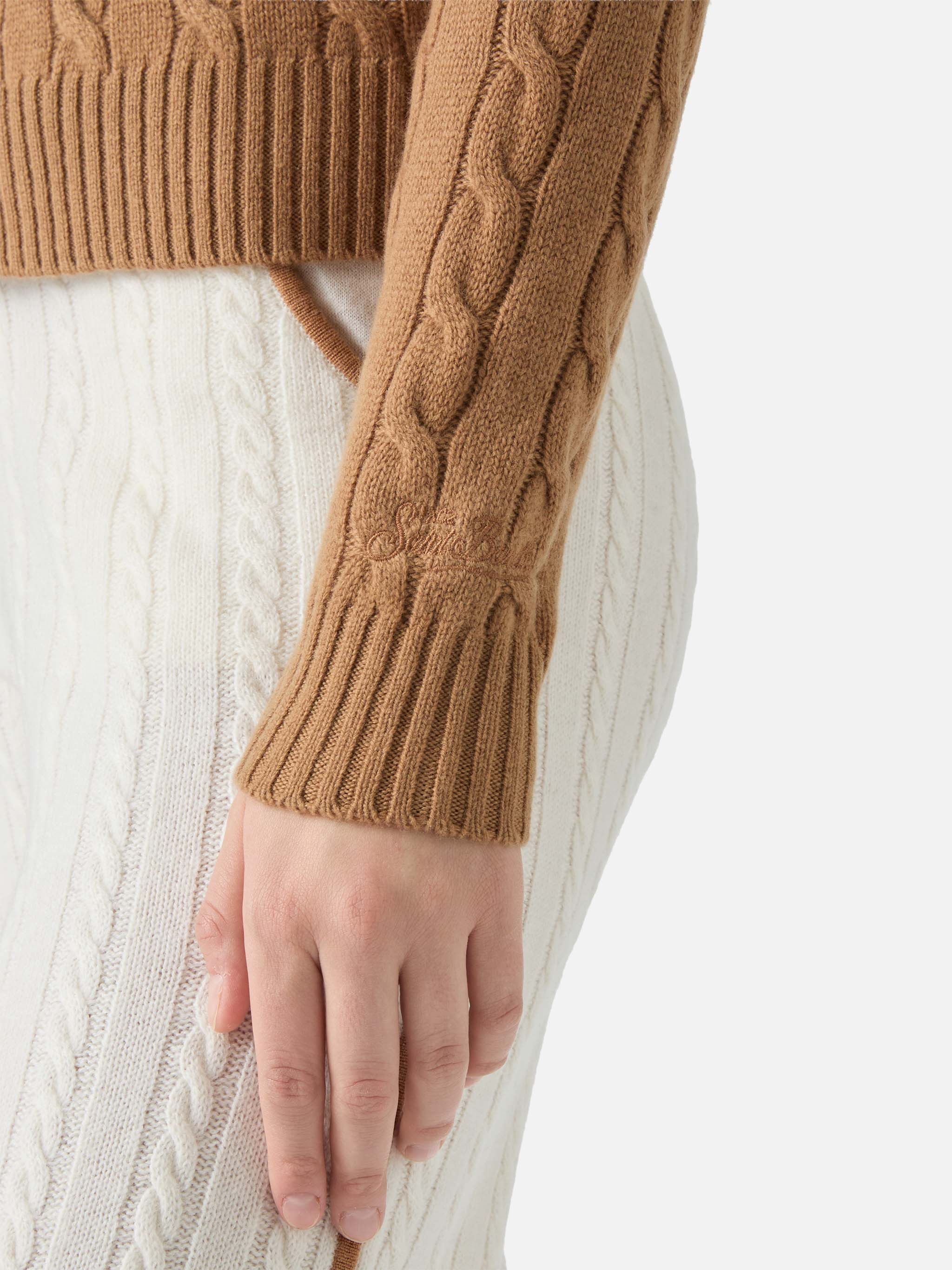Maglione polo a trecce soft touch Savoy in lana merino cammello - Image 4