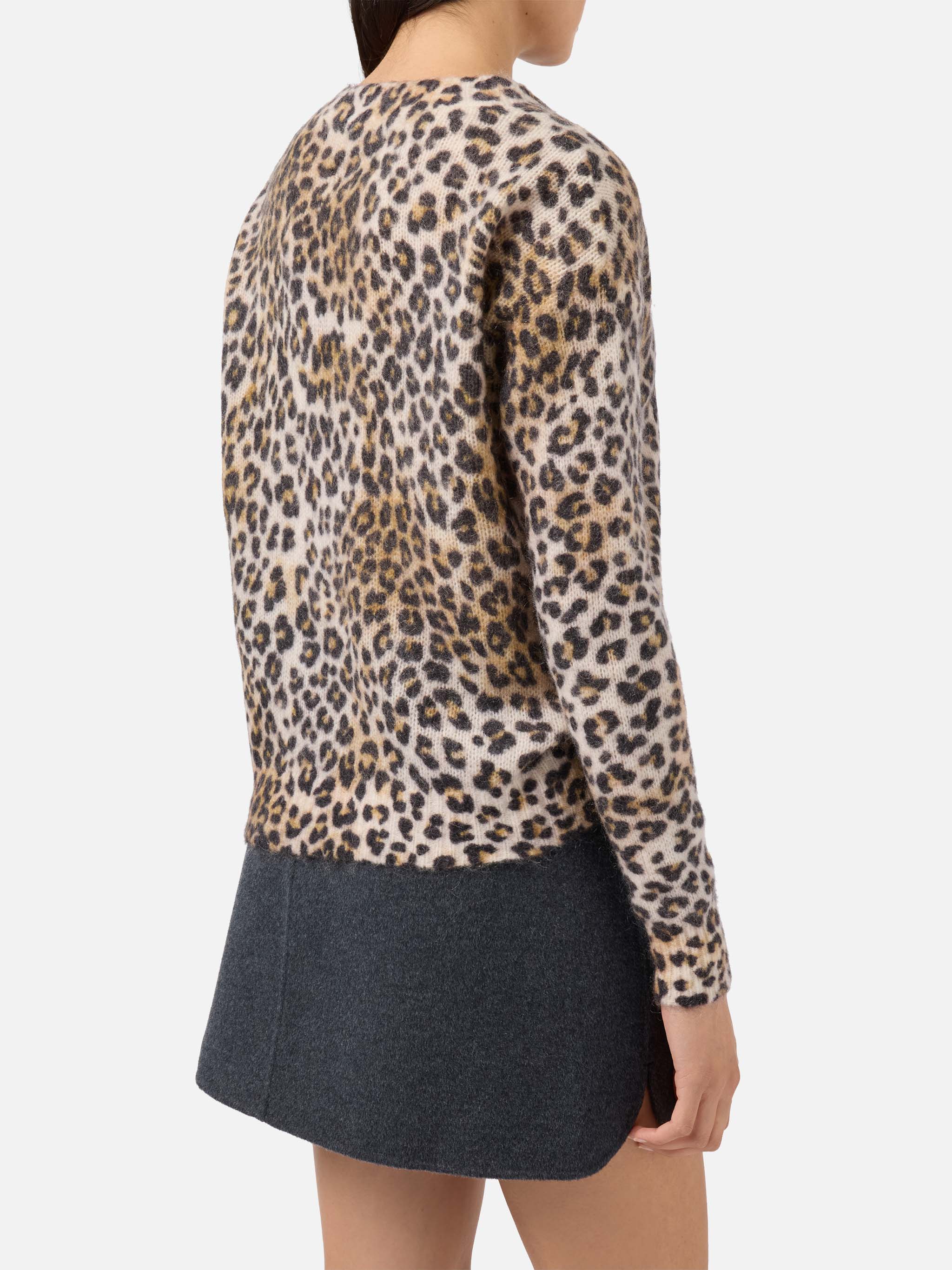 Pullover con scollo a V in misto mohair cammello con stampa leopardata - Image 3