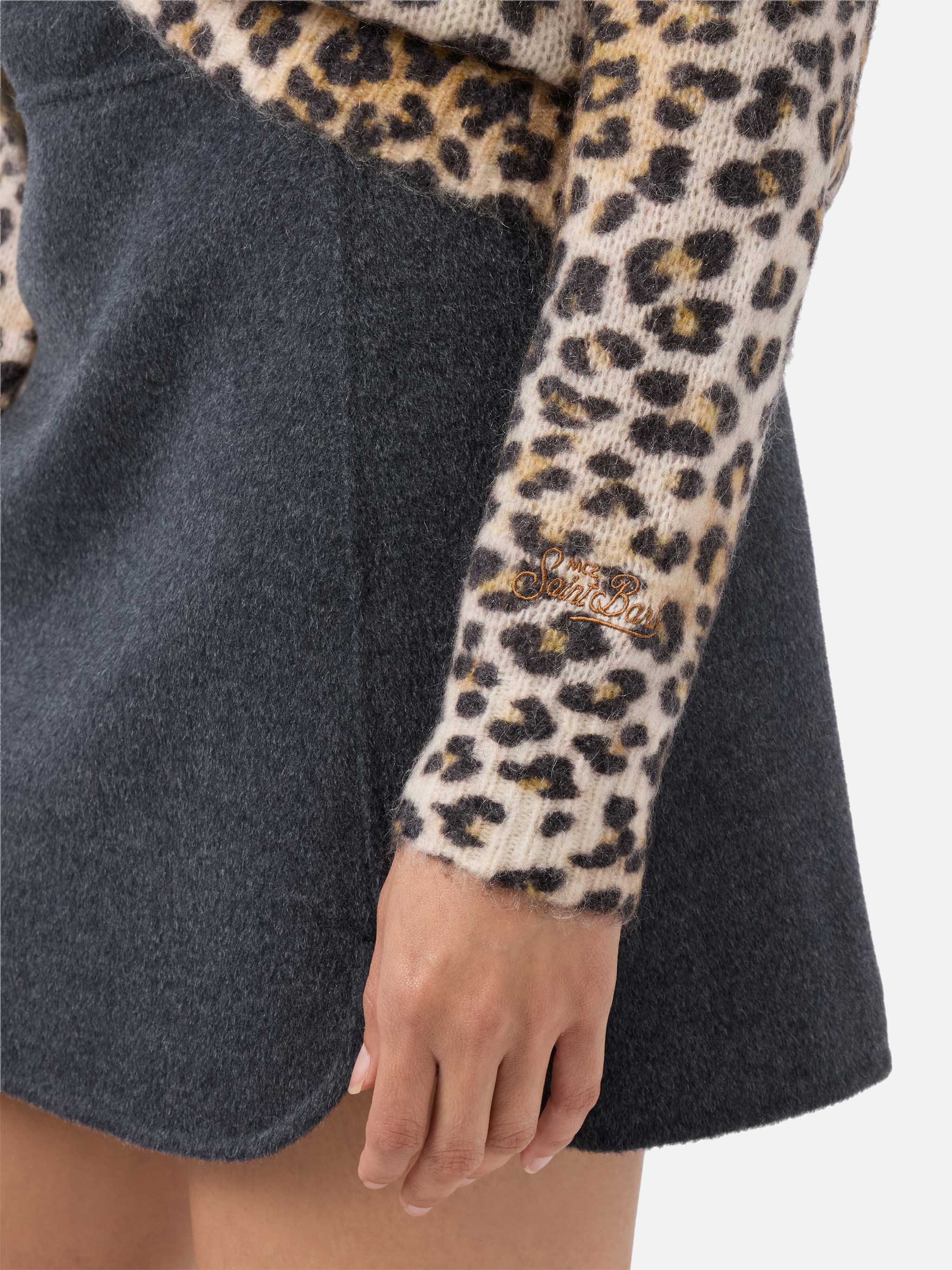 Pullover con scollo a V in misto mohair cammello con stampa leopardata - Image 4