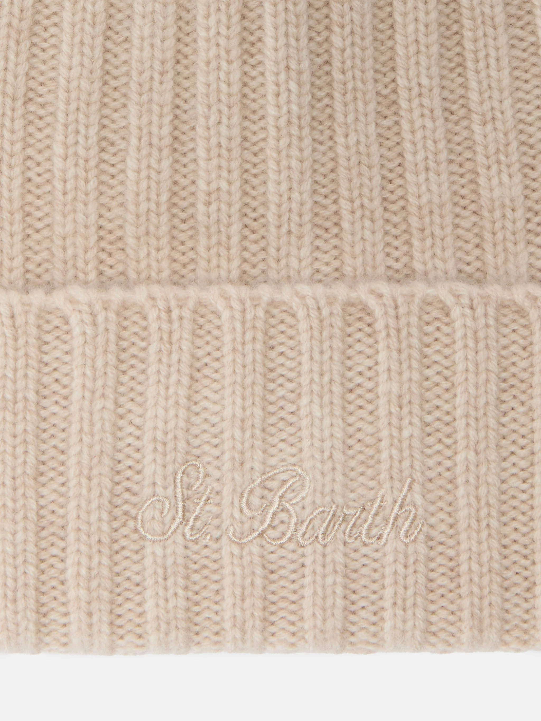 Berretto Wengen in cashmere beige melange con ricamo St. Barth sul risvolto - Image 2