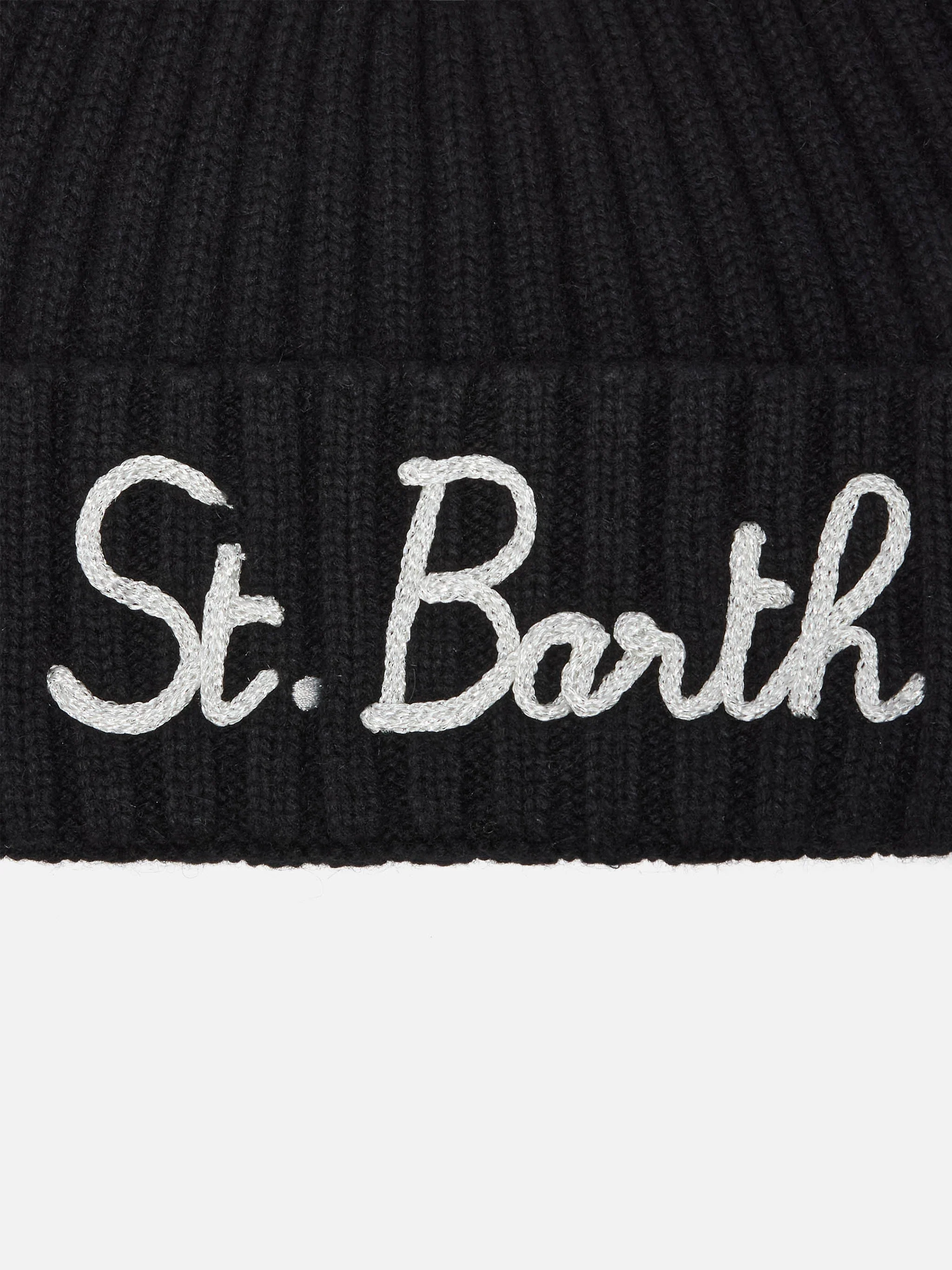 Berretto Wengen in misto cashmere nero con ricamo St. Barth e pompon - Image 2