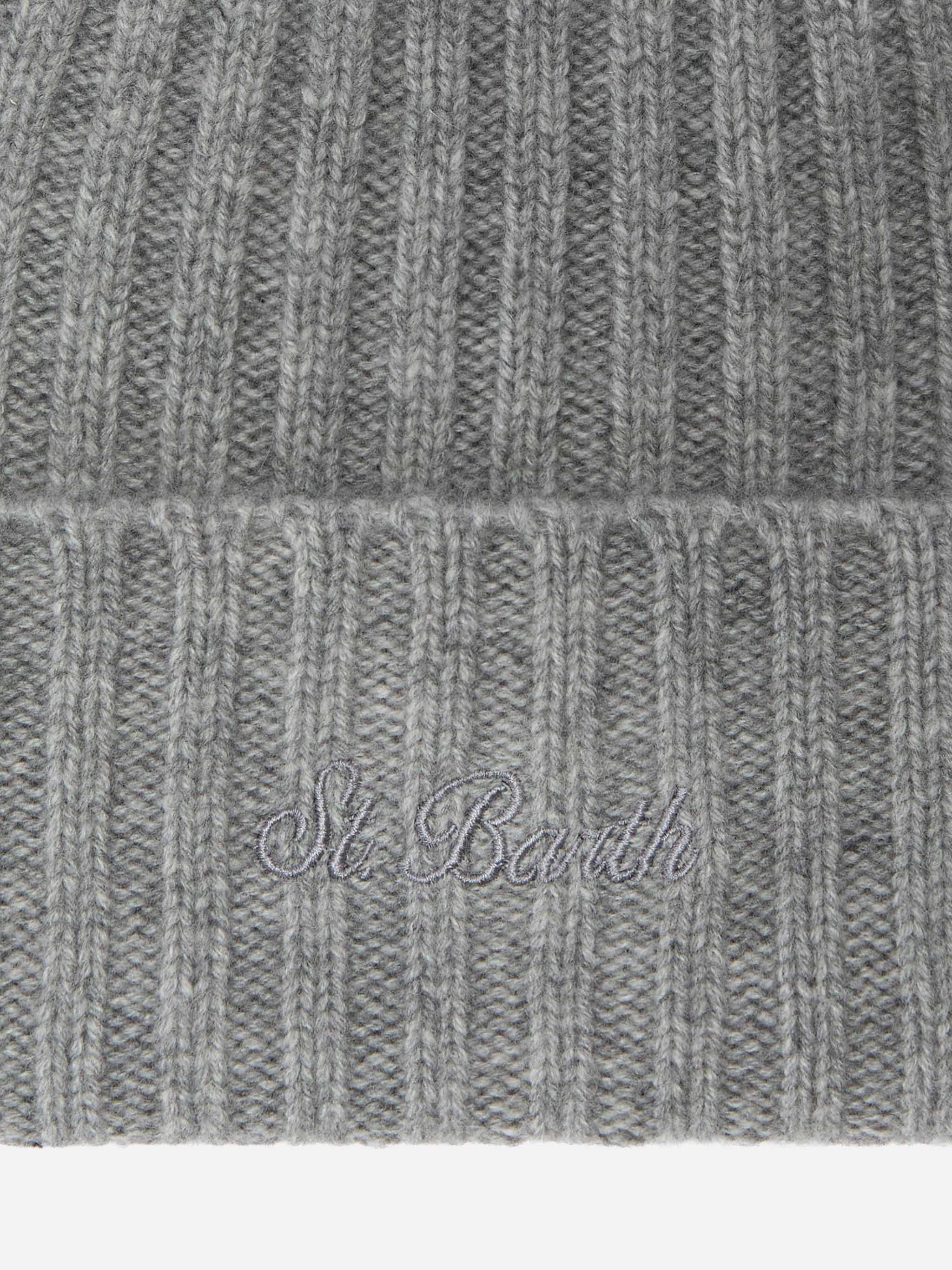 Berretto Wengen in cashmere grigio con ricamo St. Barth sul risvolto - Image 2