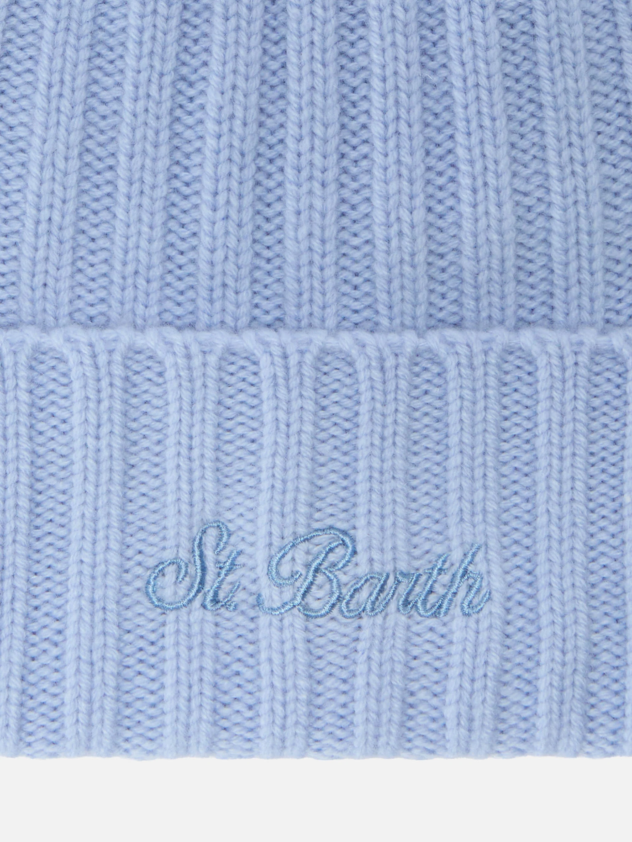 Berretto Wengen in cashmere azzurro con ricamo St. Barth sul risvolto - Image 2