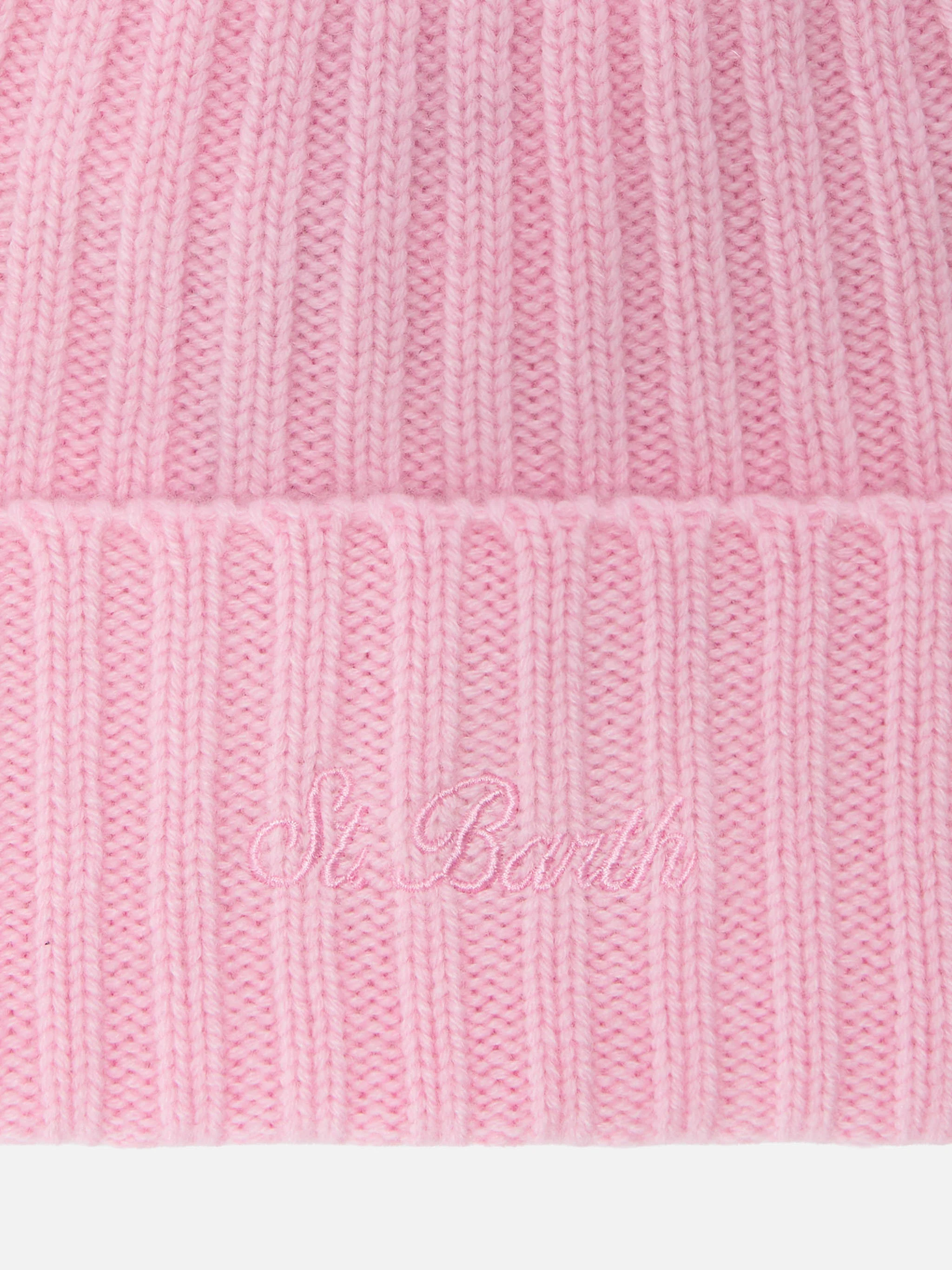 Berretto Wengen in cashmere rosa con ricamo St. Barth sul risvolto - Image 2