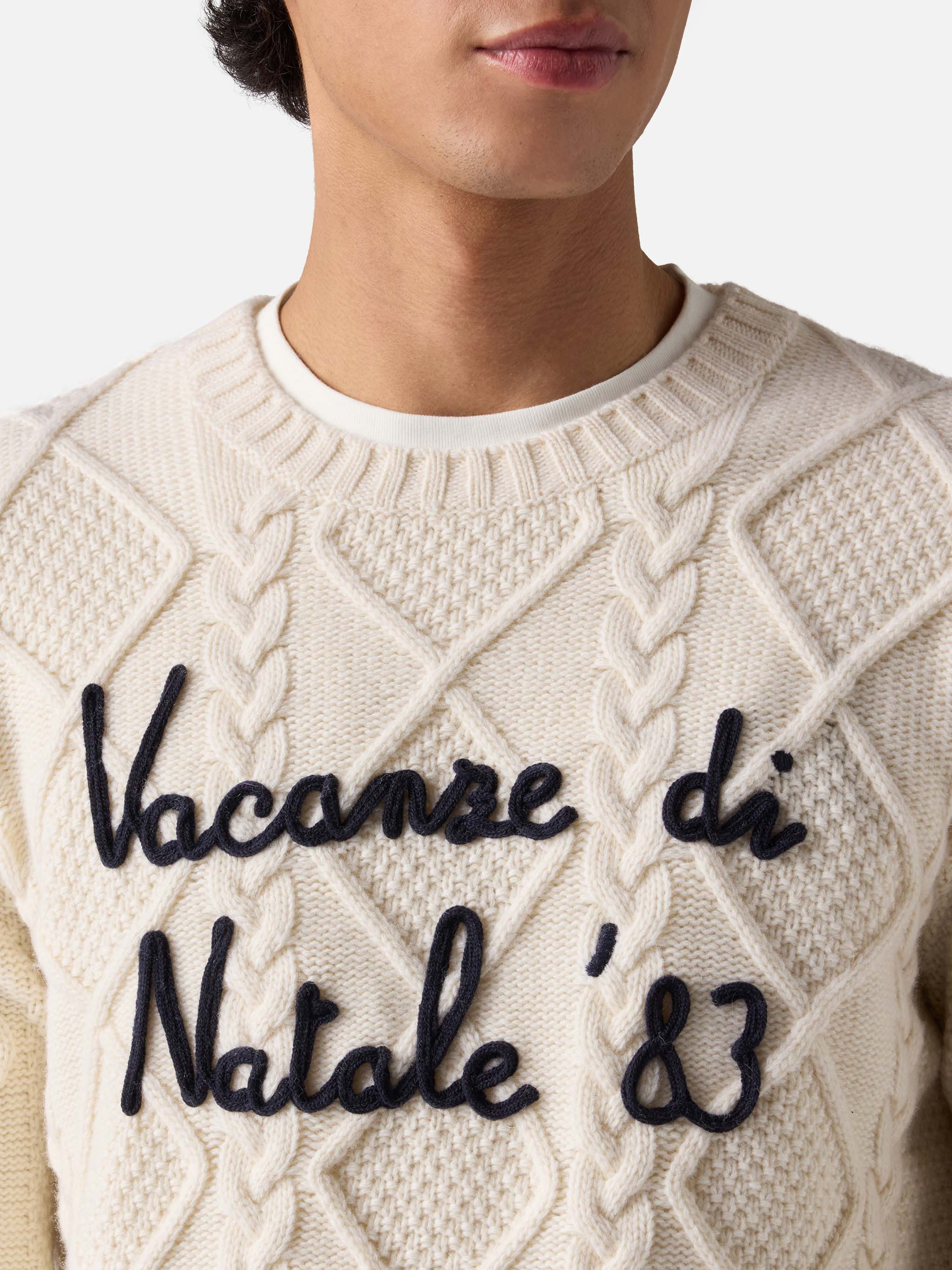 Maglione bianco a girocollo Bergen Tricot con ricamo Vacanze di Natale '83 - Image 2