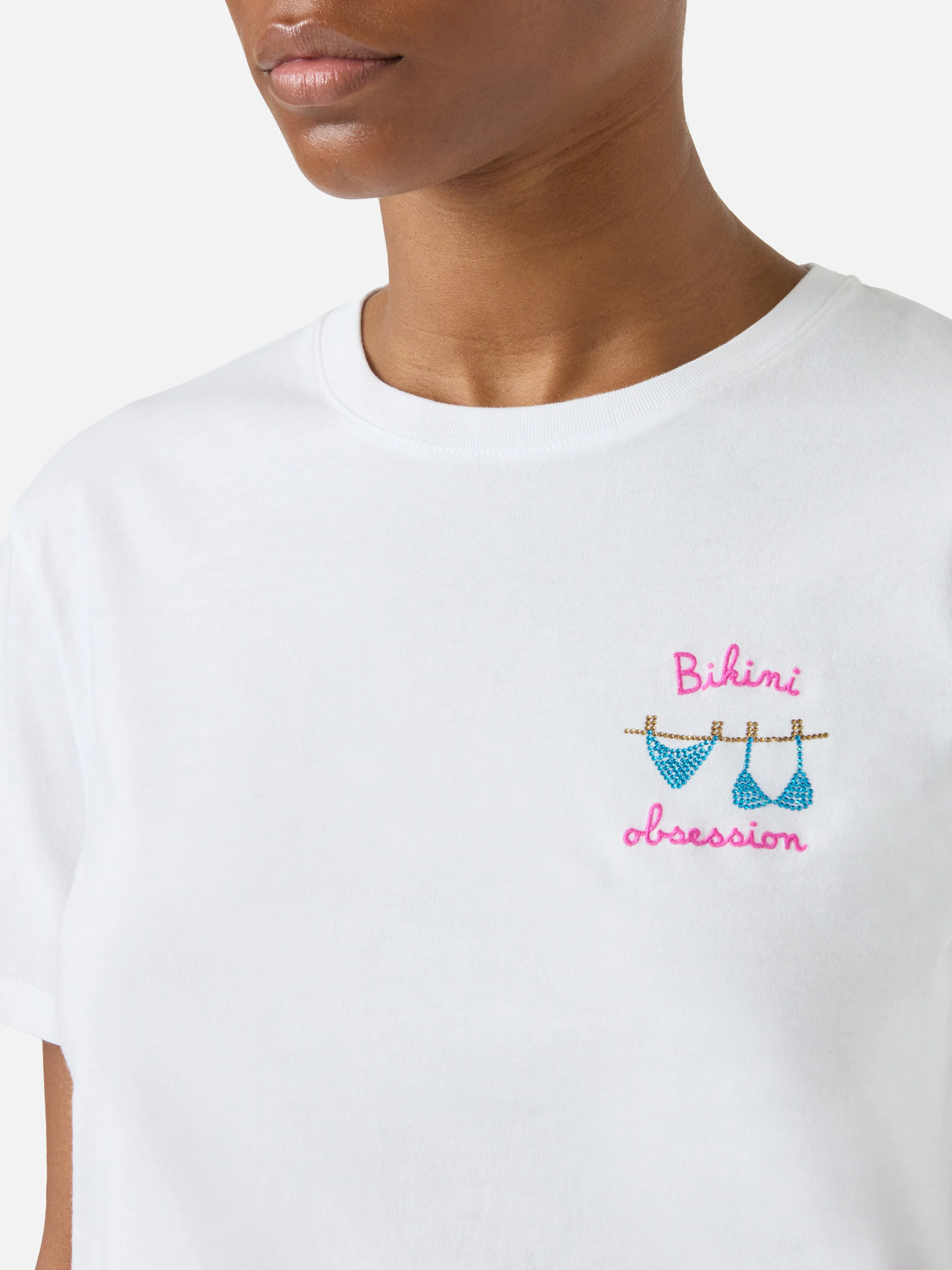 T-shirt Emilie bianca con ricamo Bikini Obsession e strass - Image 2