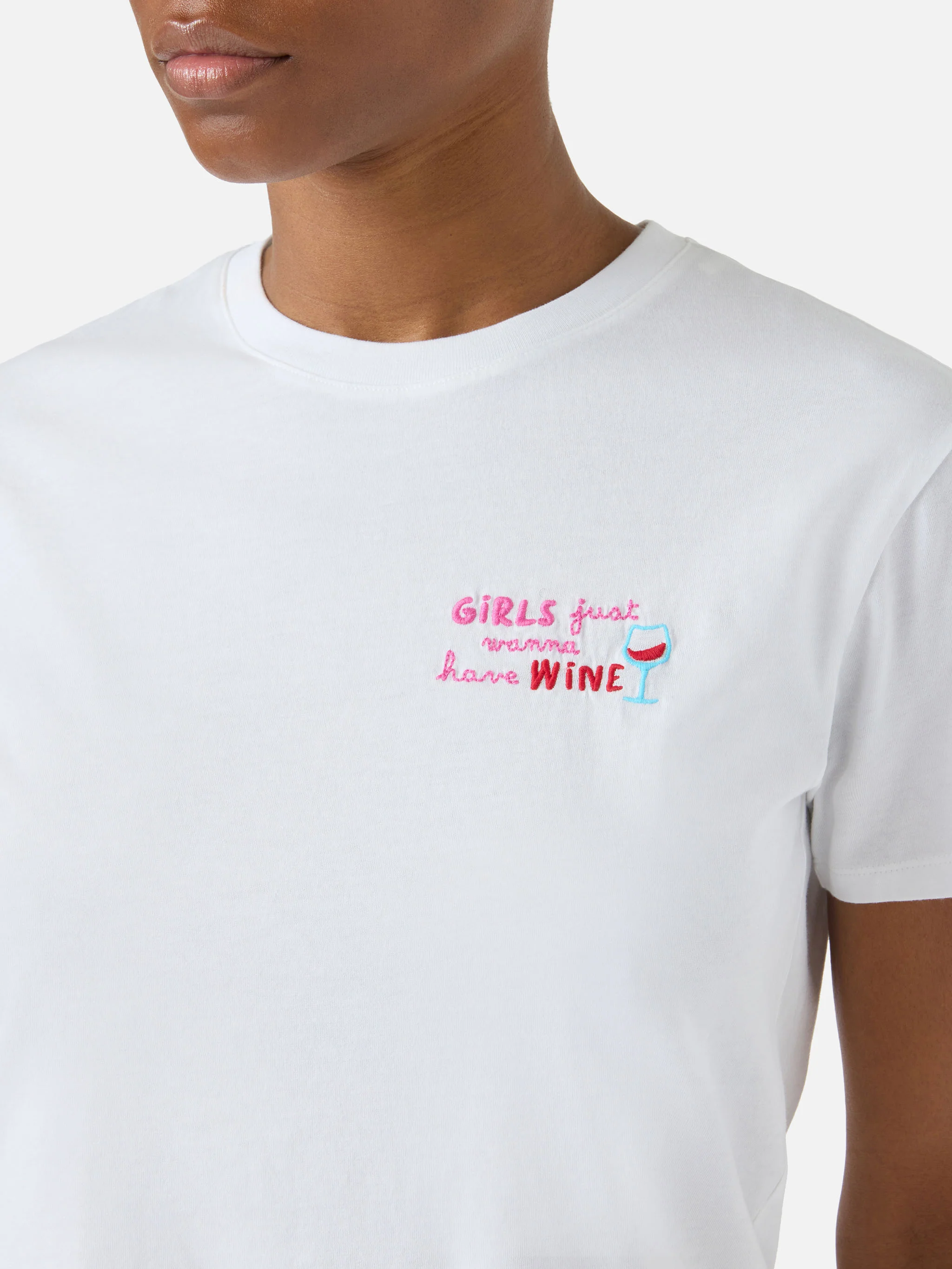 T-shirt Emilie bianca con ricamo Girls Just Wanna Have Wine - Image 2