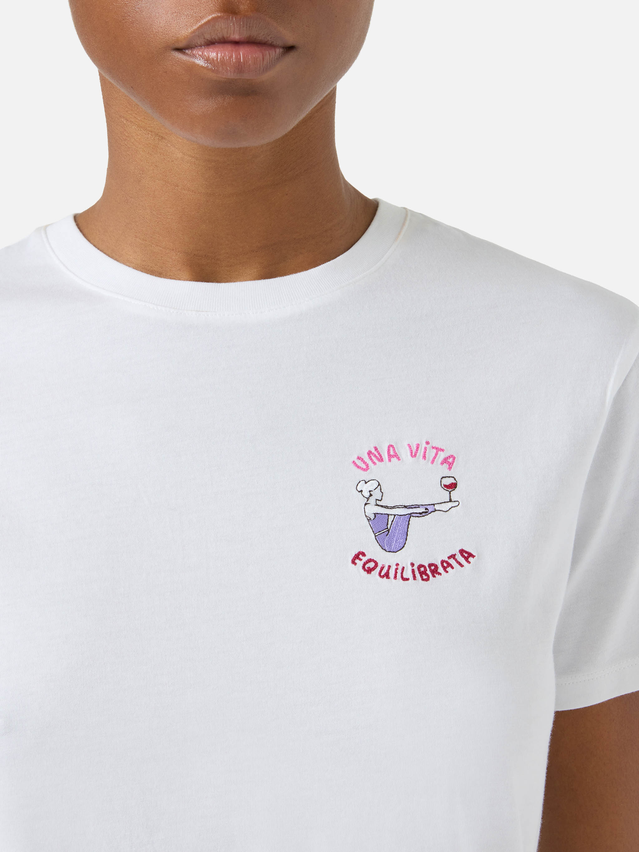T-shirt Emilie bianca con ricamo Una vita equilibrata - Image 2
