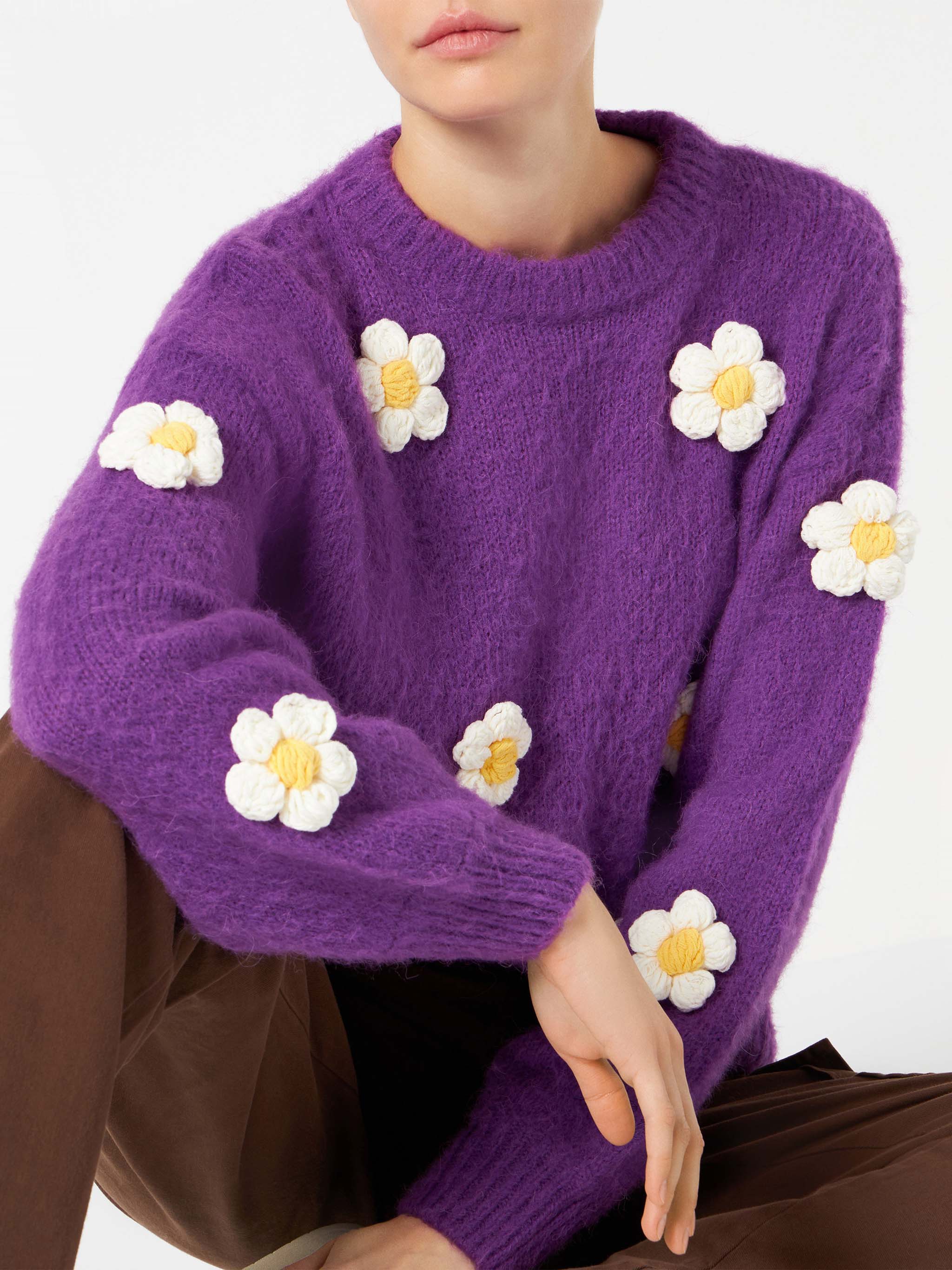 Maglione Danya Soft girocollo viola con applicazioni margherite - Image 2