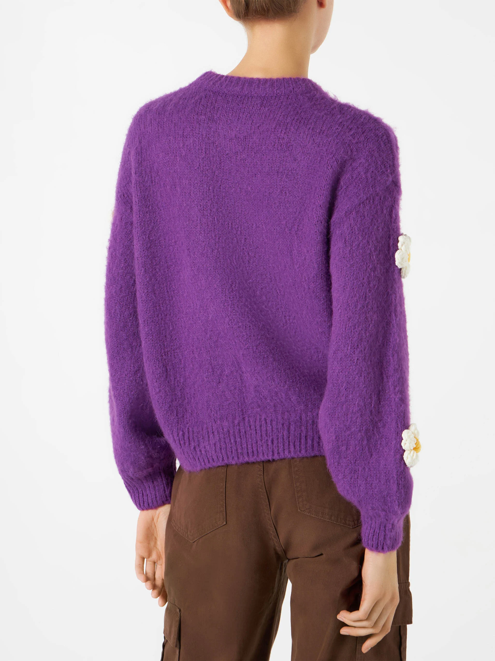 Maglione Danya Soft girocollo viola con applicazioni margherite - Image 3