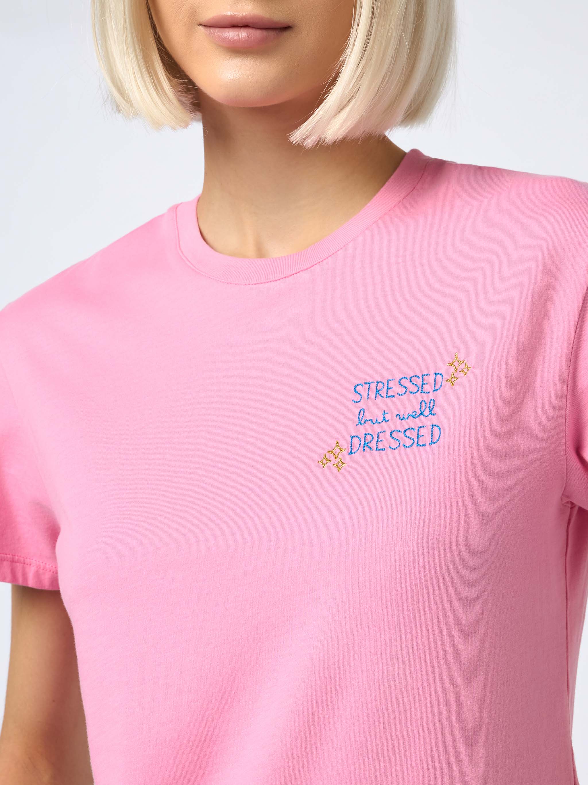 T-shirt Emilie con ricamo Stressed but Well Dressed - Image 4