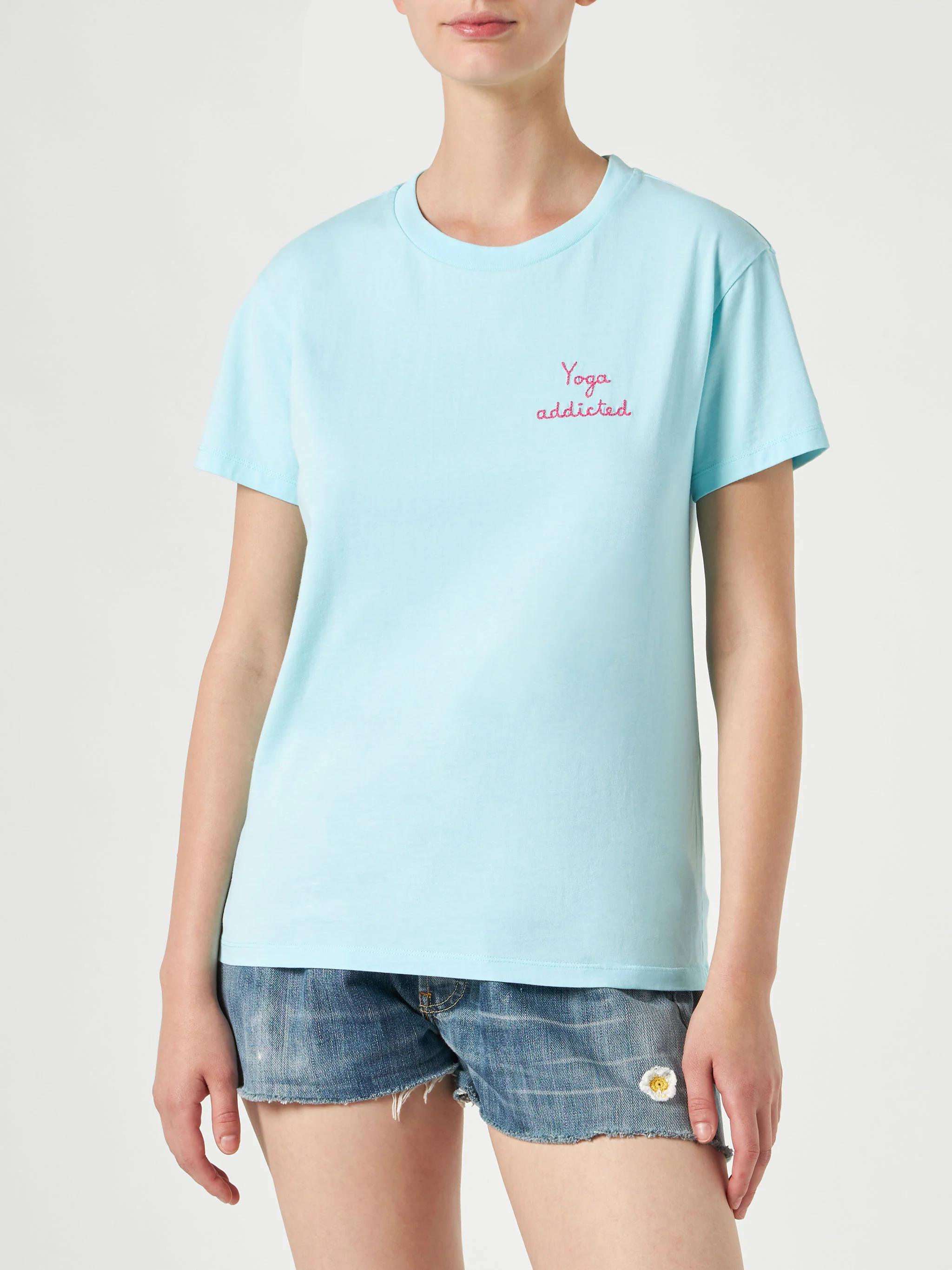 T-shirt Emilie in cotone verde acqua con ricamo Yoga addicted - Image 2