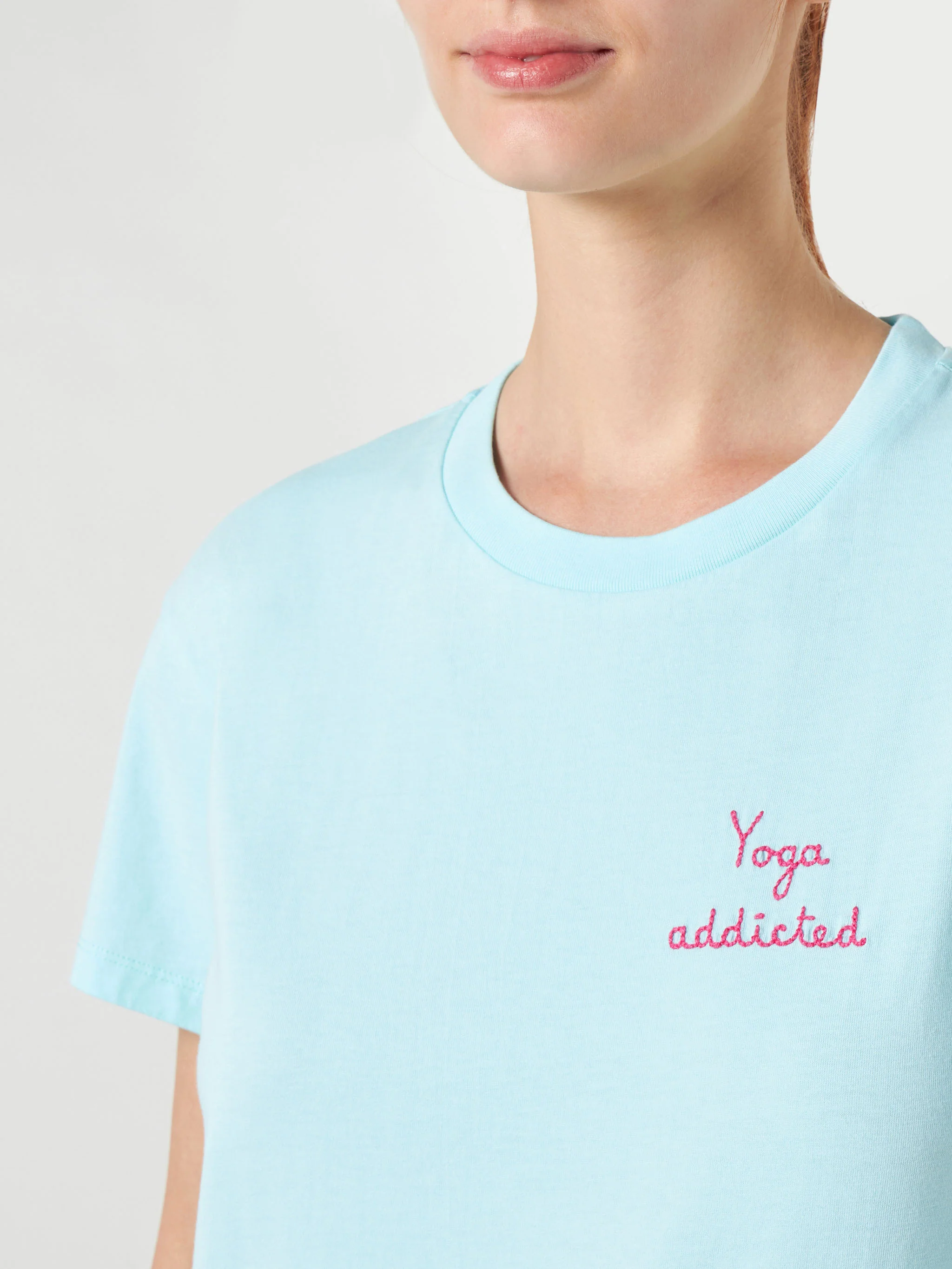 T-shirt Emilie in cotone verde acqua con ricamo Yoga addicted - Image 3
