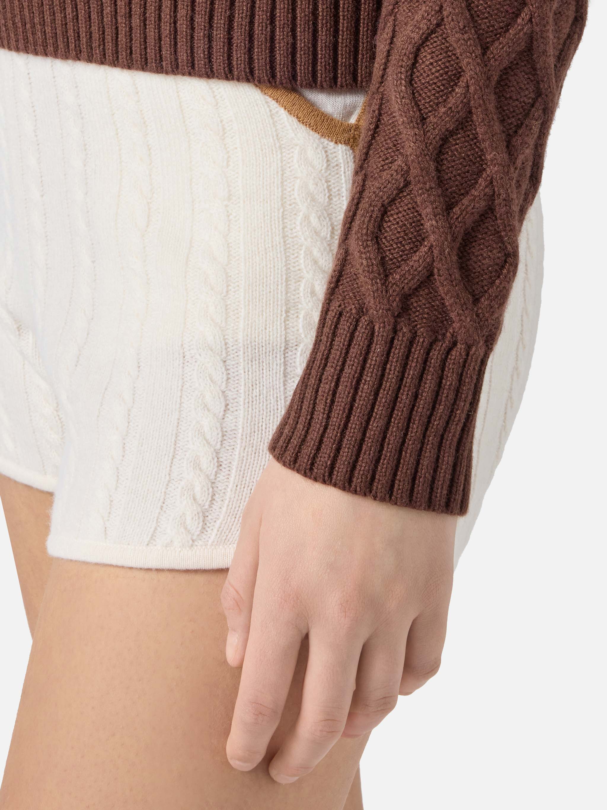 Maglione Anton intrecciato marrone con collo a mezza dolcevita - Image 4