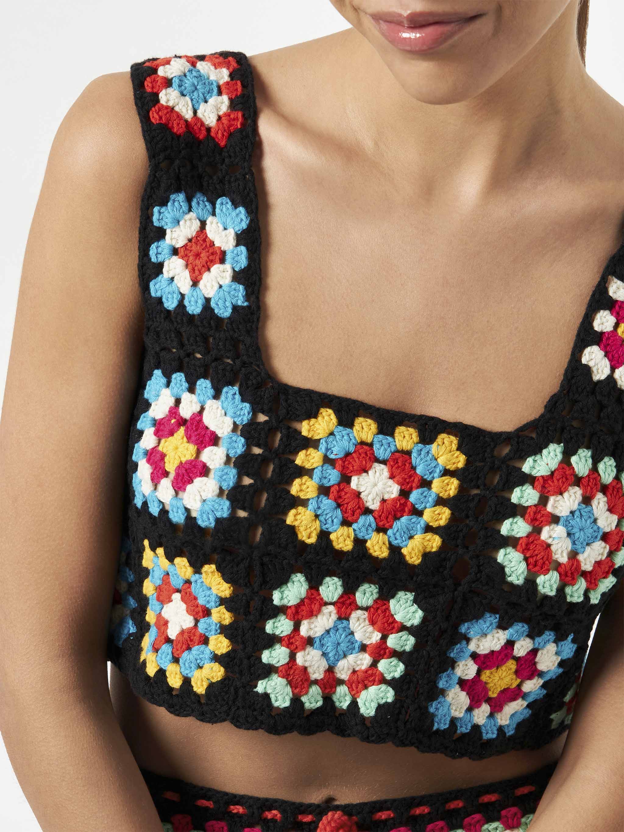Top Halima in crochet multicolor su base nera - Image 3