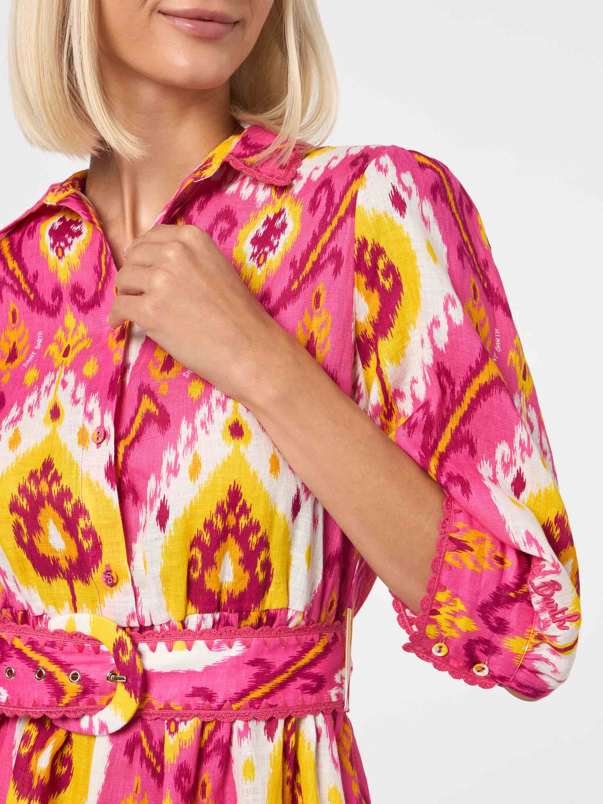 Abito corto Daisi in lino con fantasia ikat fucsia e giallo - Image 3