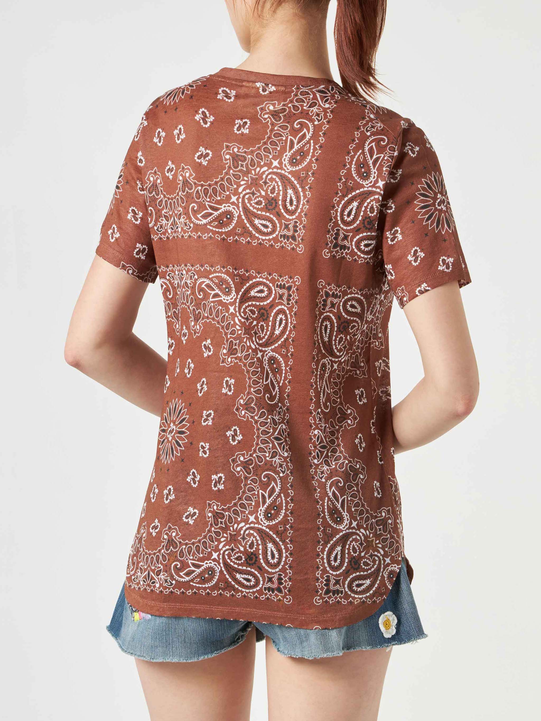 T-shirt Scarlett in lino con fantasia bandana marrone - Image 3