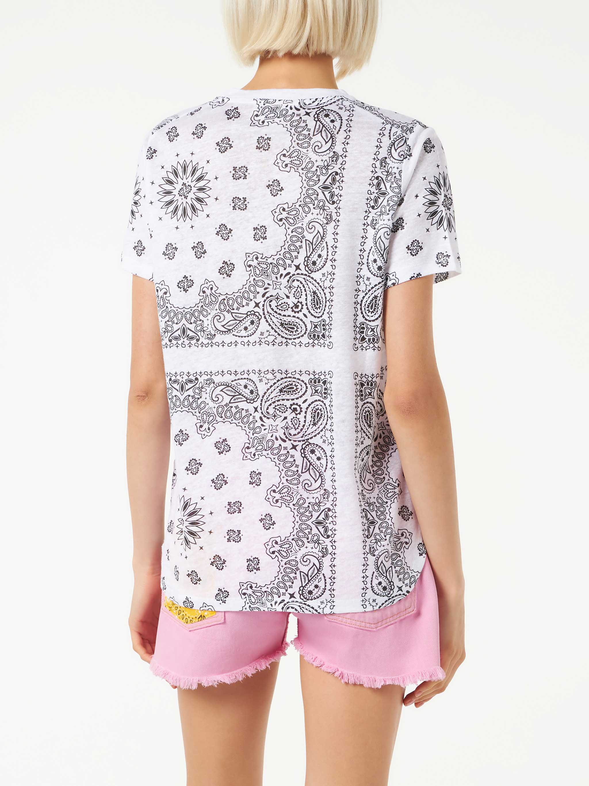 T-shirt Scarlett in lino con fantasia bandana bianca - Image 3