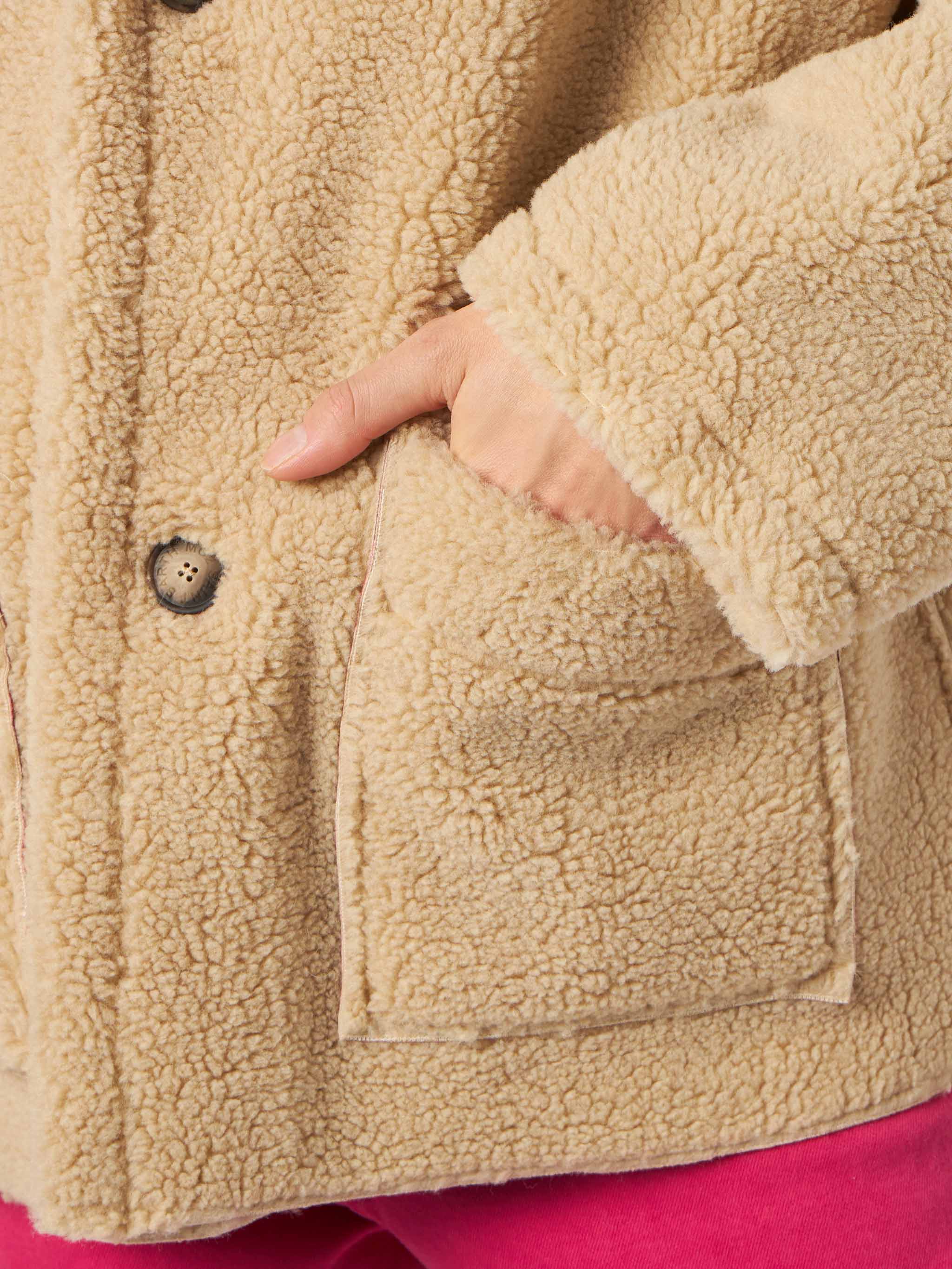 Cappotto Dorys in shearling reversibile beige con fantasia etnica - Image 4
