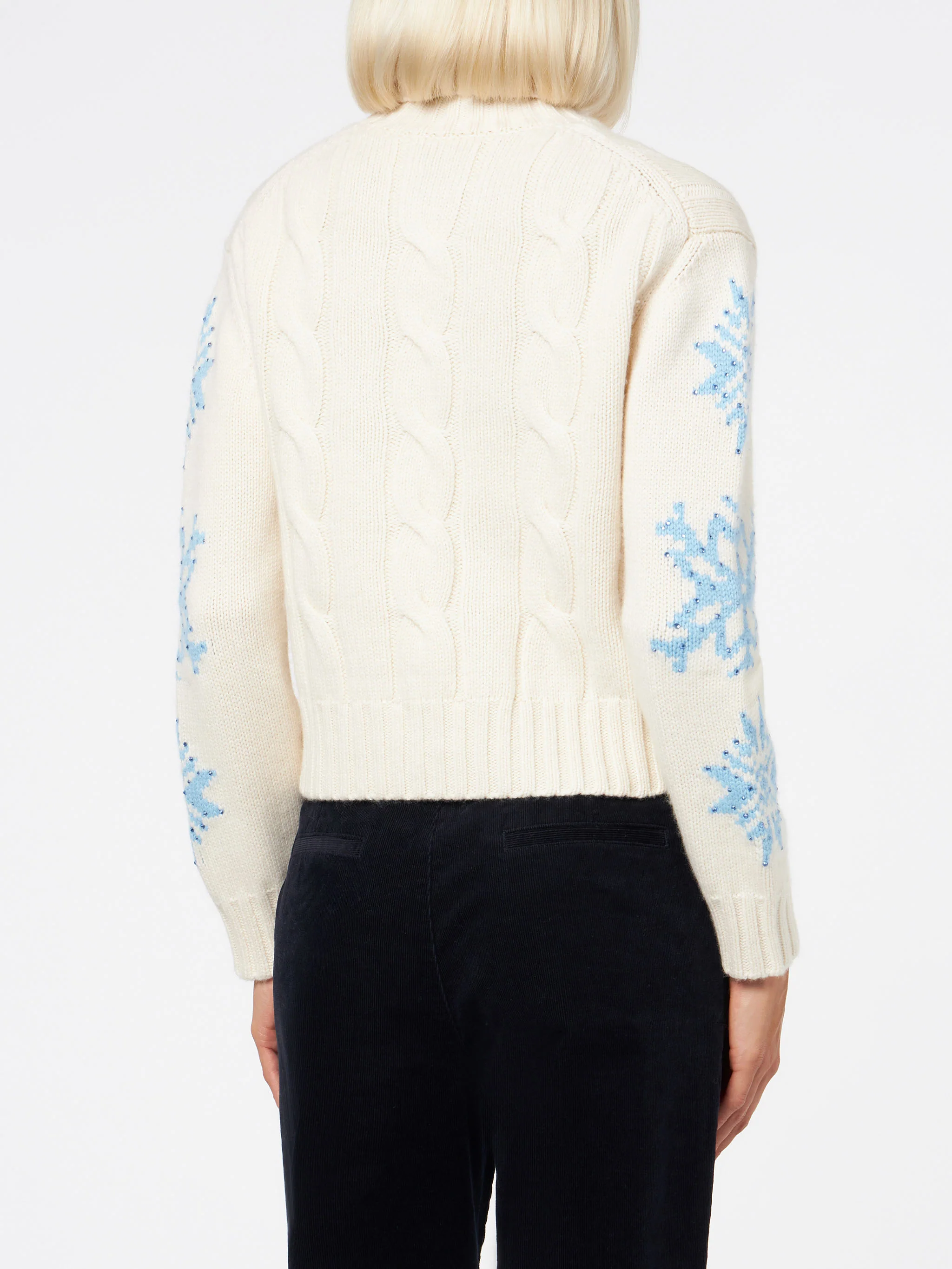 Maglione Adler a collo alto intrecciato bianco con fiocchi di neve e strass - Image 2