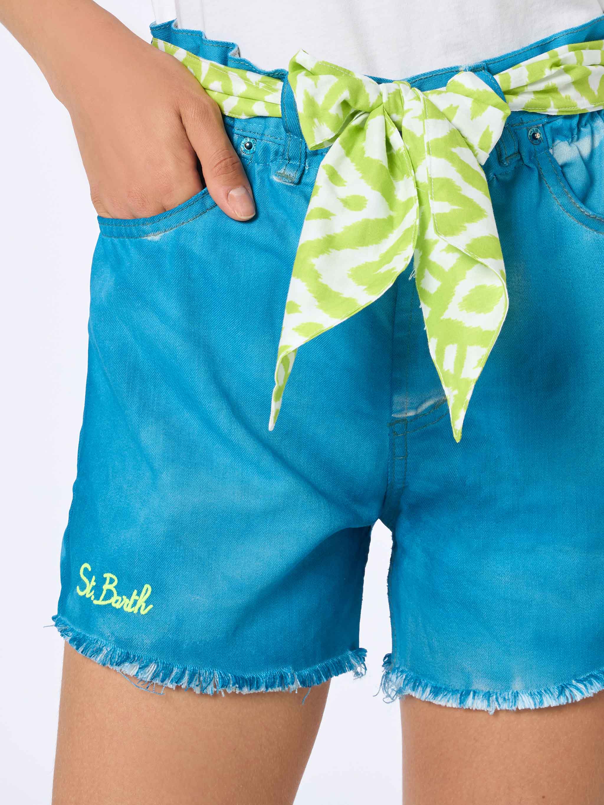 Short Arizona in denim turchese con ricami e applicazioni - Image 3