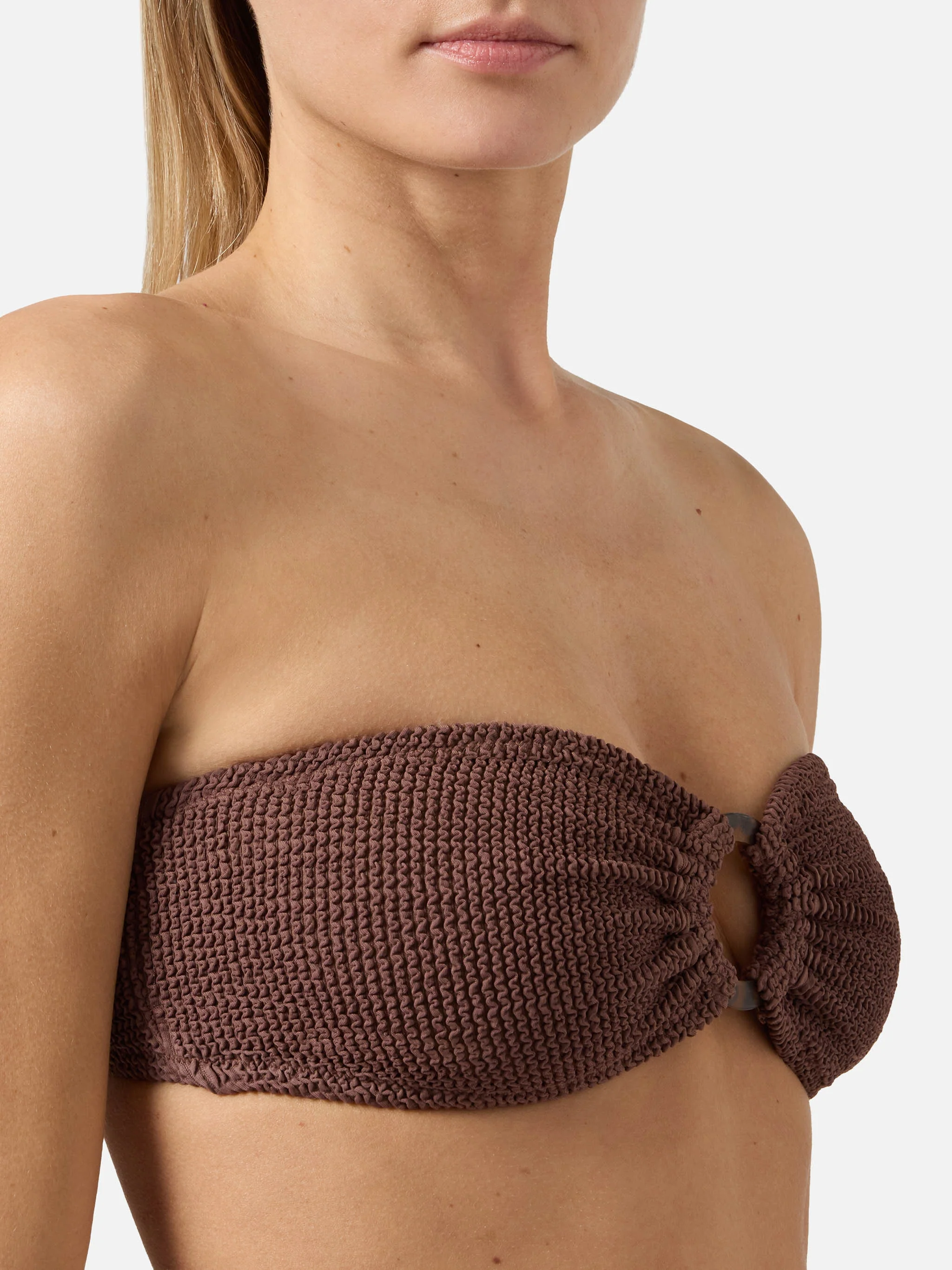 Top bikini Yulia a fascia in tessuto crinkle marrone - Image 2